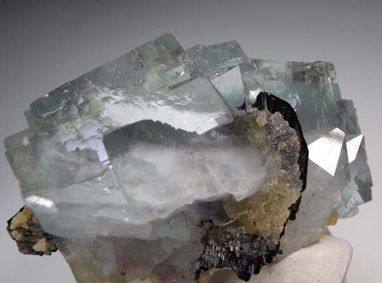 Fluorite with Ferberite, Arsenopyrite from Yaogangxian Mine, Hunan, China [db_pics/pics/tu240b.jpg]