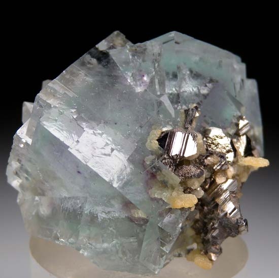 Fluorite with Ferberite, Arsenopyrite from Yaogangxian Mine, Hunan, China [db_pics/pics/tu240c.jpg]