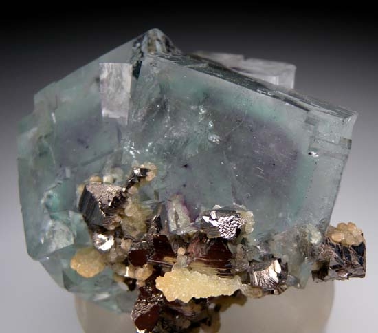Fluorite with Ferberite, Arsenopyrite from Yaogangxian Mine, Hunan, China [db_pics/pics/tu240e.jpg]