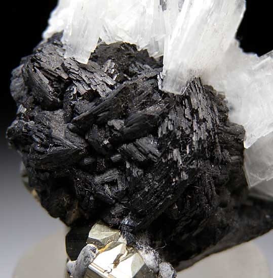 Wurtzite with Barite and Pyrite from Huanzala Mine, Peru [db_pics/pics/tu25c.jpg]