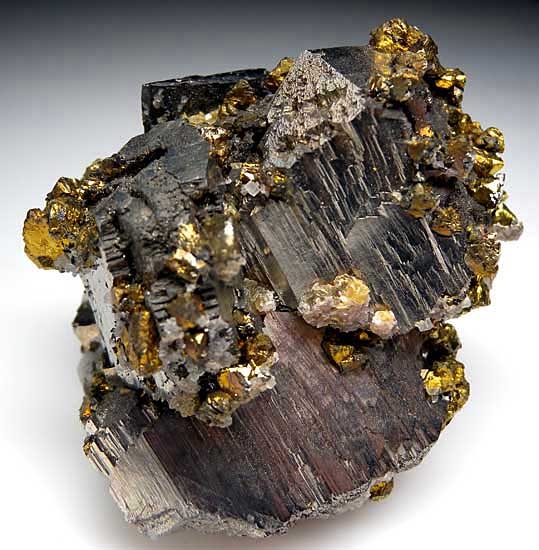 Chalcopyrite on Arsenopyrite with Ferberite from Yaogangxian Mine, Hunan, China [db_pics/pics/tu33a.jpg]