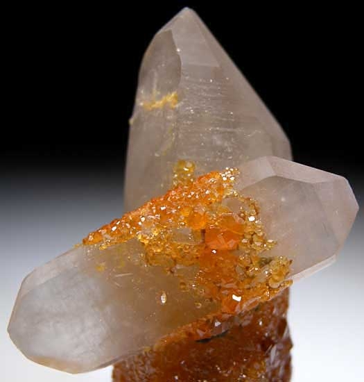 Spessartine on Quartz from Tongbei, Fujian Province, China [db_pics/pics/tu69c.jpg]