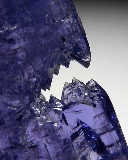 Tanzanite from Merelani Hills, Arusha, Tanzania [db_pics/pics/tz127c.jpg]