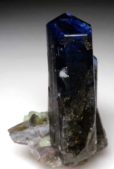 Tanzanite from Merelani Hills, Arusha, Tanzania [db_pics/pics/tz130a.jpg]