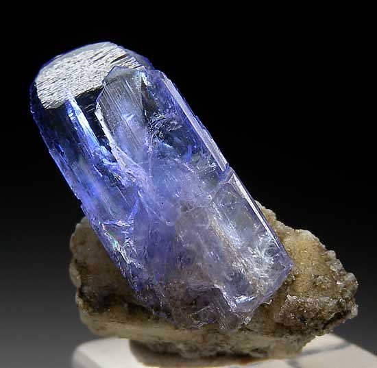 Tanzanite on Calcite from Merelani Hills, Arusha, Tanzania [db_pics/pics/tz142a.jpg]