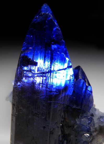 Prehnite on Tanzanite from Merelani Hills, Arusha, Tanzania [db_pics/pics/tz214g.jpg]