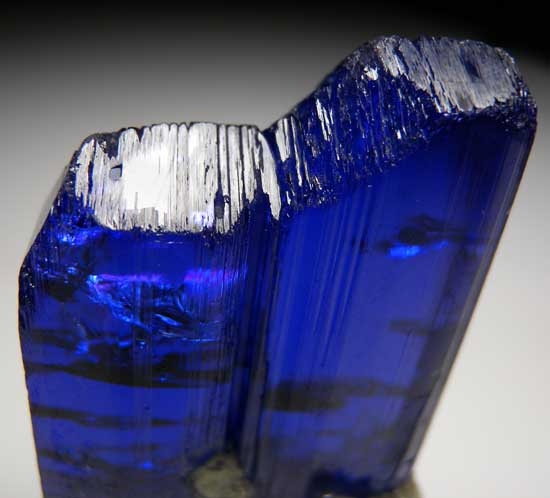 Prehnite on Tanzanite from Merelani Hills, Arusha, Tanzania [db_pics/pics/tz216b.jpg]