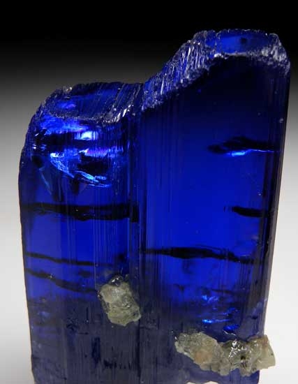 Prehnite on Tanzanite from Merelani Hills, Arusha, Tanzania [db_pics/pics/tz216g.jpg]