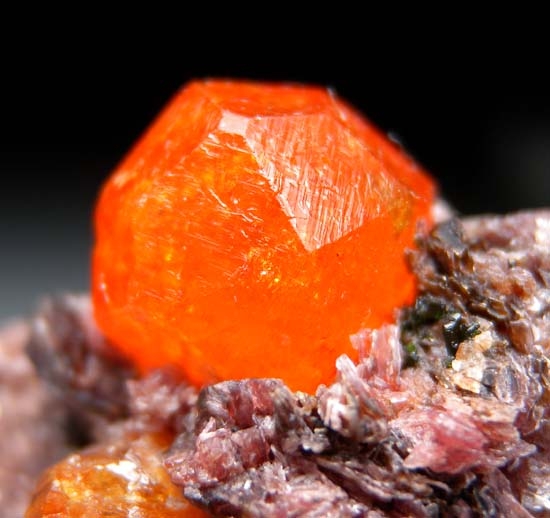 Spessartine from Nani, Loliondo, Tanzania [db_pics/pics/tz520b.jpg]