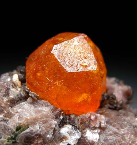 Spessartine from Nani, Loliondo, Tanzania [db_pics/pics/tz520c.jpg]