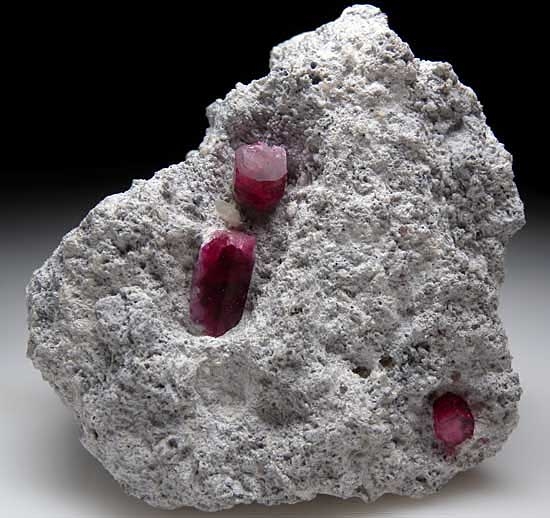 Red Beryl from Wah Wah Mountains, Beaver Co., Utah [db_pics/pics/us111a.jpg]