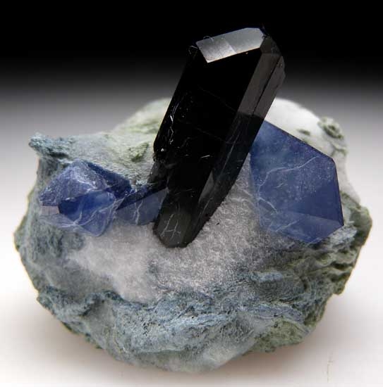 Benitoite with Neptunite from Gem Mine, San Benito Co., California [db_pics/pics/us112a.jpg]
